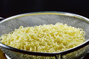 Paslanmaz Elek üzerine haşlanmış anlık erişte