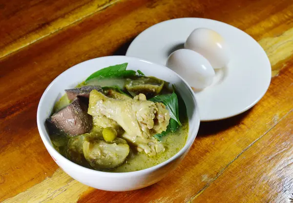 Würzige Hühnerkeulen in grünem Curry essen Paar mit gekochtem Ei — Stockfoto