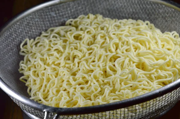 Gekookte instant noodle op RVS vergiet — Stockfoto