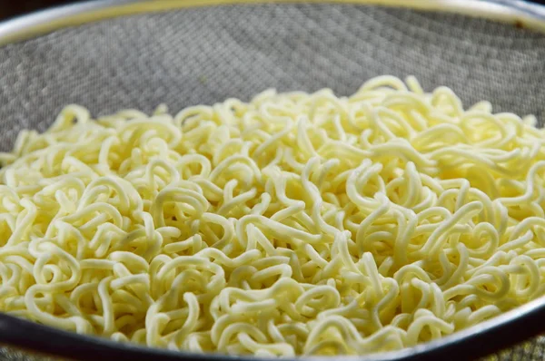 Gekookte instant noodle op RVS vergiet — Stockfoto