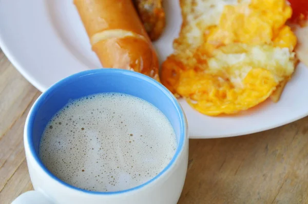 Kávé és kolbász étel a sült tojás — Stock Fotó