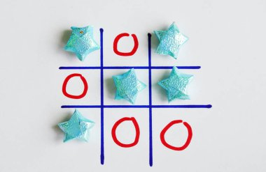 Tic Tac Toe oyunu beyaz kağıt üzerinde renk yıldız kağıt