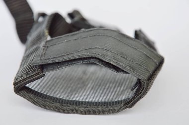 Beyaz arka planda siyah kumaş köpek namlu