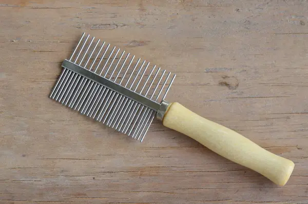 Peine con dientes de distancia y fino para perro y gato en tablero de madera —  Fotos de Stock