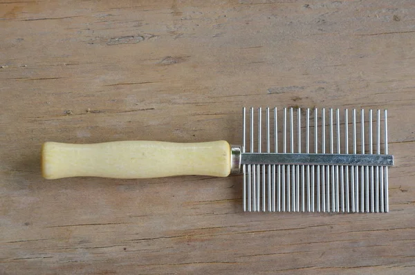 Peine con dientes de distancia y lado fino para perro y gato en tablero de madera —  Fotos de Stock