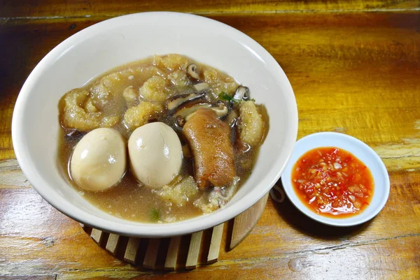 kızarmış balık maw kırmızı Gravy haşlanmış yumurta ve baharatlı biber sosu Tepesi