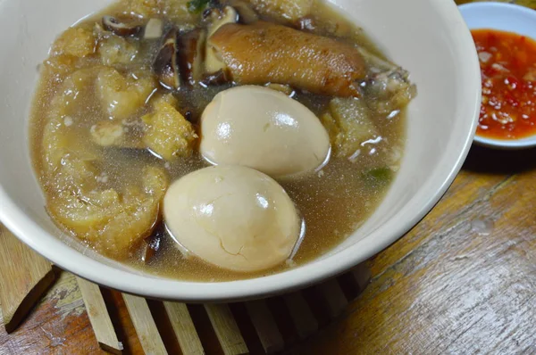 kızarmış balık maw kırmızı Gravy haşlanmış yumurta ve baharatlı biber sosu Tepesi