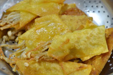 derin yağda kızartılmış hamur tatlısı un elek üzerinde iğne mantar şal