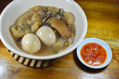 kızarmış balık maw kırmızı Gravy haşlanmış yumurta ve baharatlı biber sosu Tepesi