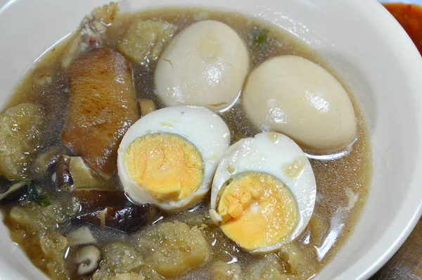 ボウルにゆで卵をトッピング赤い肉汁で浮き袋 — ストック写真