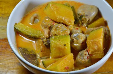 Hindistan cevizi krem tavuk diz ile baharatlı kabak köri kase