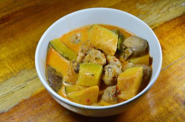 Hindistan cevizi krem tavuk diz ile baharatlı kabak köri kase