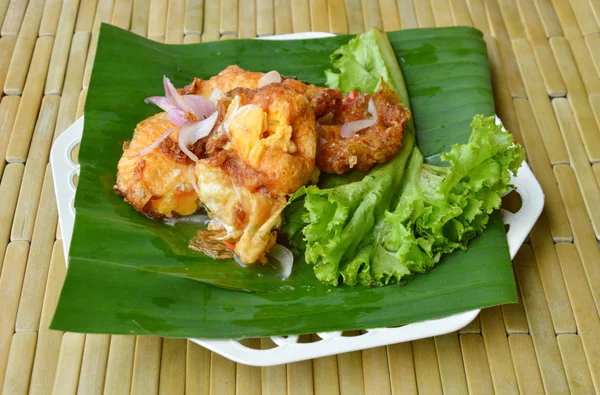 Kruidige eiersalade met diepe gebakken op bananenblad — Stockfoto