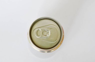 teneke kutu içecek üstten görünüm beyaz arka plan üzerinde