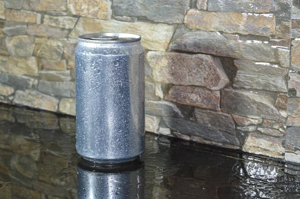 Gota de agua en lata puede beber en contador negro — Foto de Stock