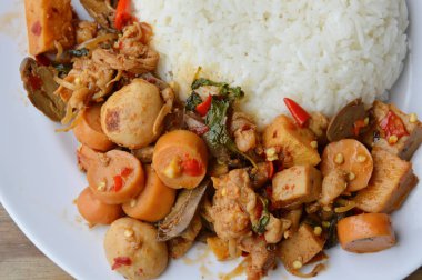 Baharatlı heyecan karışık sosis ve et fesleğen yaprağı pirinç kızarmış