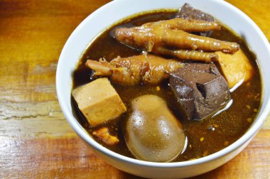 kase üzerinde kahverengi tatlı sos haşlanmış yumurta ve tavuk ayakları