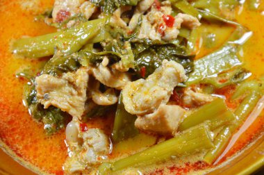 Hindistan cevizi krem su ıspanak soslu domuz eti köri kase