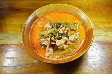 Hindistan cevizi krem su ıspanak soslu domuz eti köri kase