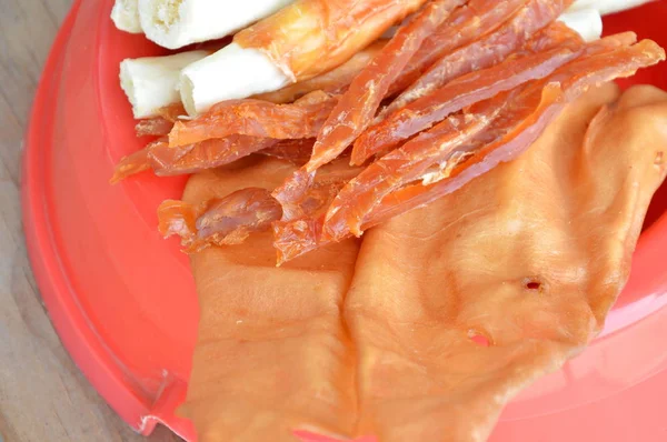 Snack para perros y gatos en un tazón de plástico rojo — Foto de Stock