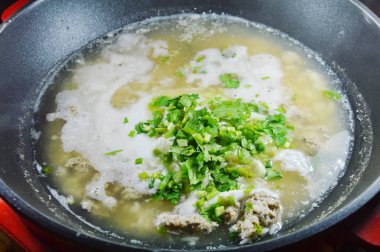 Kıyılmış domuz soyunma maydanoz buğulanmış pot ile sıcak haşlanmış pirinç