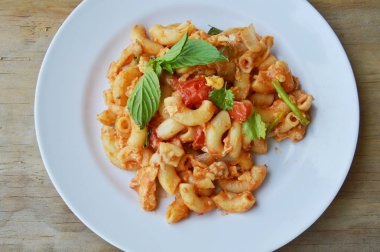 tabakta domates sosu kızarmış makarna ve yumurta ile domuz eti ilave edin