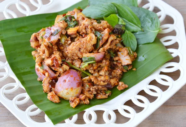 Spicy minced chicken salad on banana leaf — Stock Photo, Image