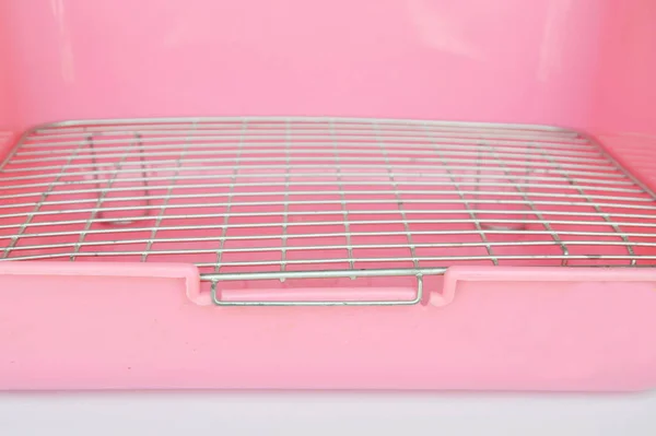 Rosafarbener Kunststofftopf für Kaninchen und Nagetiere gebraucht — Stockfoto
