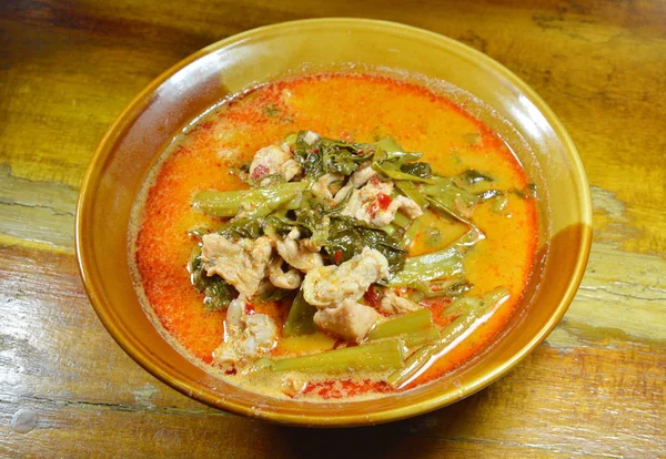 Cerdo con espinacas de agua en crema de coco curry en tazón —  Fotos de Stock