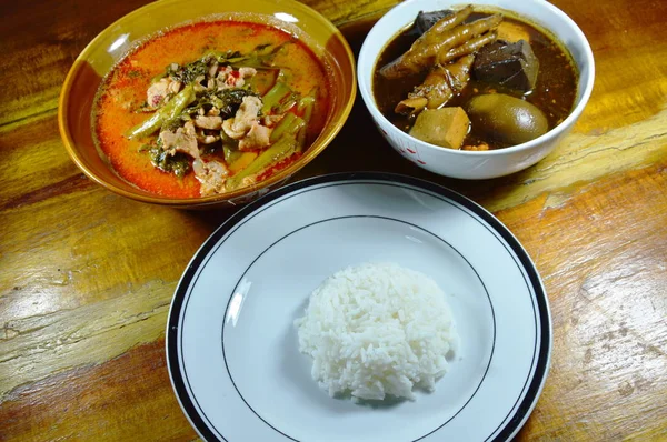 Telur rebus dalam sup coklat dan babi dengan kari pagi kemuliaan makan beberapa beras polos — Stok Foto