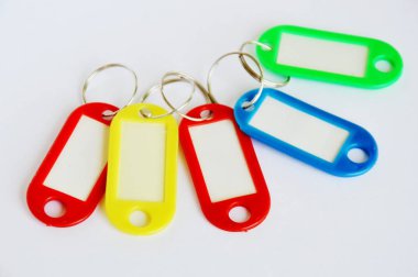 Beyaz arka plan üzerinde renkli plastik ad etiketi