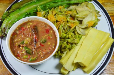 Baharatlı karides hamur sos yemek çanak üzerinde karışık haşlanmış sebze ile