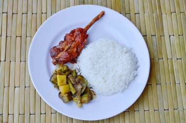 Baharatlı balık ve sebze curry ile çanak üzerinde ızgara tavuk