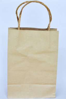 beyaz zemin üzerinde kahverengi kağıt torba