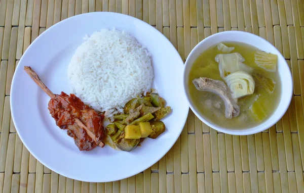 Bumbu kari sayuran dengan ayam panggang dan acar sup kubis — Stok Foto