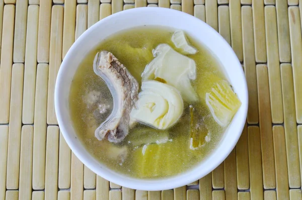 Domuz kaburga çorbası kupa ile lahana turşusu — Stok fotoğraf