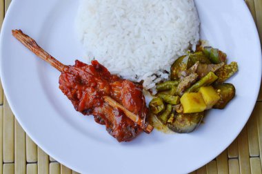 baharatlı balık ve sebze curry ile çanak üzerinde kavrulmuş tavuk