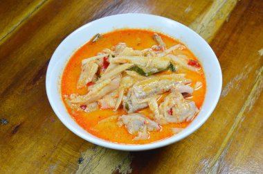 Hindistan cevizi sütü ve kupa kırmızı köri tavuk ile baharatlı bambu çekimleri