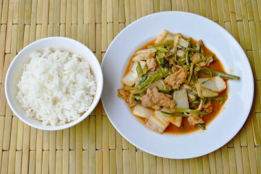 sukiyaki soslu domuz eti yemek ile sade pilav ve kızarmış karışık sebze karıştırın