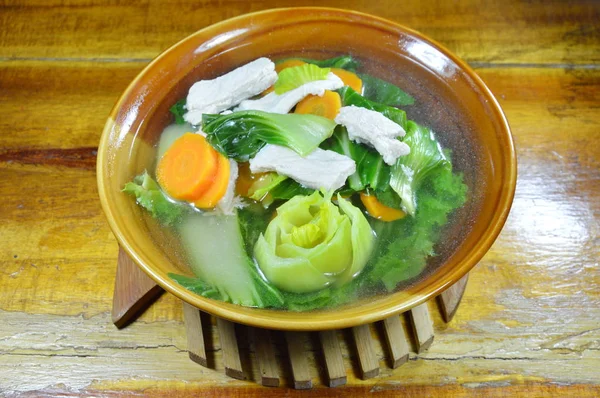 Вареные овощи со свининой в мягком супе на миске — стоковое фото