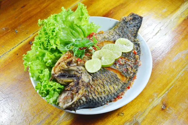 Peixe de manga frito molho de pimenta doce e limão de fatia — Fotografia de Stock