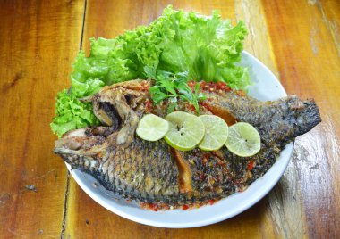 derin kızarmış mango balık tatlı biber sosu ve dilim limon sos