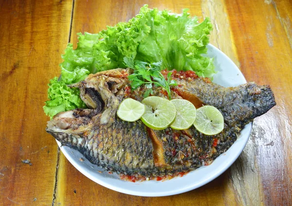 Peixe de manga frito molho de pimenta doce e limão de fatia — Fotografia de Stock