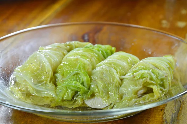 Dušené zelí pekingské plněné mletým vepřovým masem a indické houba na nádobí — Stock fotografie
