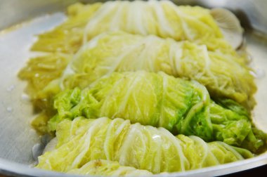 buharda Çin lahanası chop domuz eti ve pot Hint mantar dolması