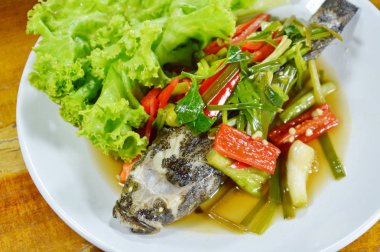 kum kaya balığı balık yemek üzerinde soya soslu buğulama