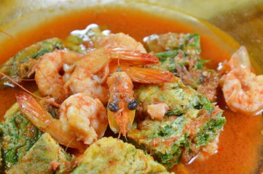 Sahanda yumurta baharatlı ekşi çorbası yemek üzerinde tırmanma wattle ve karides dolması