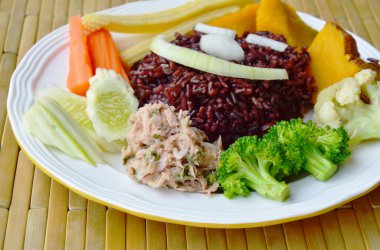 kahverengi pirinç yemek baharatlı ton balığı salatası ve sebze temiz gıda üzerine plaka ile