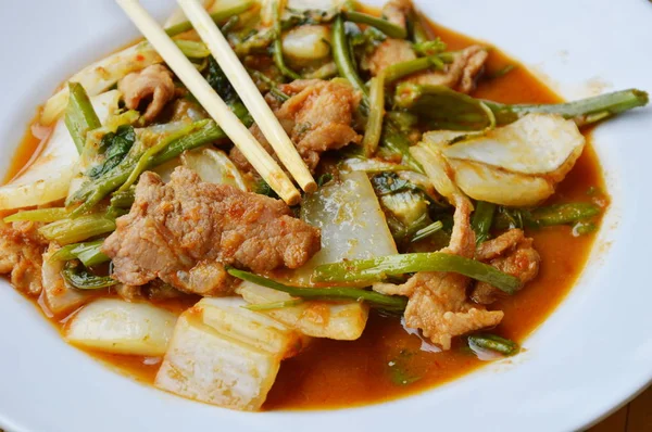 Перемішайте смажений змішаний овоч і свинину в соусі Суйякі на тарілці — стокове фото