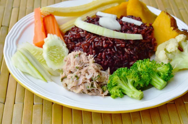 kahverengi pirinç yemek baharatlı ton balığı salatası ve sebze temiz gıda üzerine plaka ile